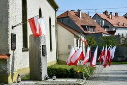 Flagi przed Kościołem Św. Mikołaja