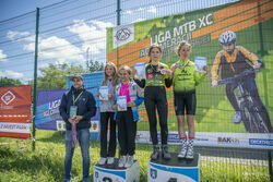 Dekoracja uczestniów Ligi MTB XC Aglomeracji Wałbrzyskiej