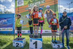 Dekoracja uczestniów Ligi MTB XC Aglomeracji Wałbrzyskiej