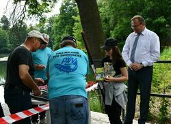 Burmistrz z organizatorami i uczestnikami zawodów 