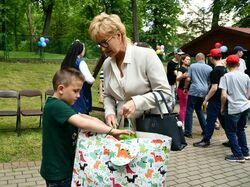 Sekretarz Miasta z uczestnikiem wydarzenia