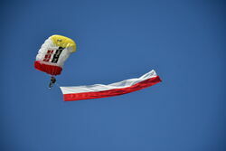 Azja na spadochronie z flagą Polski