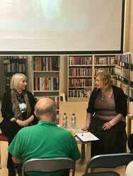 2.	Autor na Żądanie czyli Jolanta Maria Kaleta i prowadząca spotkanie dyrektor biblioteki Beata Wiciak