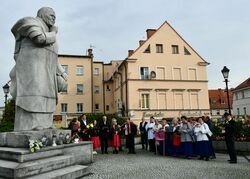 Burmistrz z uczestnikami i organizatorami pod Pomnikiem Papieża