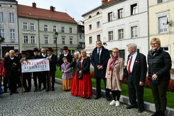 Burmistrz z uczestnikami i organizatorami pod Pomnikiem Papieża