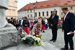 Burmistrz z uczestnikami i organizatorami pod Pomnikiem Papieża