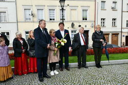 Burmistrz z uczestnikami i organizatorami pod Pomnikiem Papieża