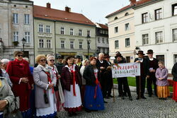 Burmistrz z uczestnikami i organizatorami pod Pomnikiem Papieża