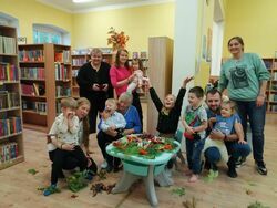 Grupowe zdjęcie uczestników spotkania "Maluch w bibliotece", które odbyło się w Oddziale Dziecięcym MBP w Świebodzicach