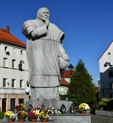 Przyozdobiony pomnik Papieża