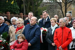 Uczestnicy uroczystego skladania kwiatów pod płytą upamietniającą Marszałka Józefa Piłsudskiego 