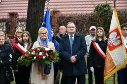 Uczestnicy uroczystego skladania kwiatów pod płytą upamietniającą Marszałka Józefa Piłsudskiego 