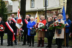 Uczestnicy uroczystego skladania kwiatów pod płytą upamietniającą Marszałka Józefa Piłsudskiego 