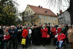 Uczestnicy uroczystego skladania kwiatów pod płytą upamietniającą Marszałka Józefa Piłsudskiego 