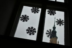 śnieżynki w oknie Ratusza