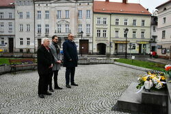 składanie kwiatów pod pomnikiem