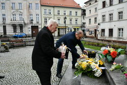 składanie kwiatów pod pomnikiem