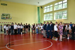 Uczestnicy uroczystego apelu na zkończenie roku szkolnego w Szkole Podstawowej Integracyjnej