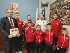 Sportowcy z Due Soccer z wizytą u Burmistrza