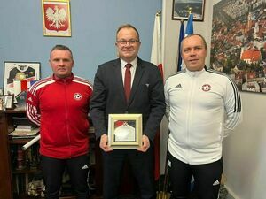 Sportowcy z Due Soccer z wizytą u Burmistrza