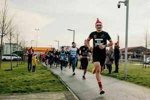 Mikołaje i Gwiazdki w Parku Sportowym w biegu na 5 km