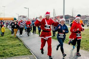 Mikołaje i Gwiazdki w Parku Sportowym w biegu na 5 km