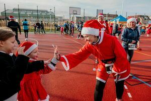 Mikołaje i Gwiazdki w Parku Sportowym w biegu na 5 km