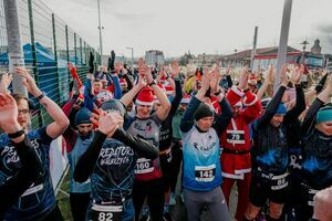 Mikołaje i Gwiazdki w Parku Sportowym w biegu na 5 km