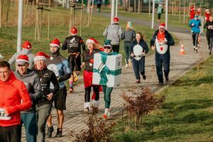 Mikołaje i Gwiazdki w Parku Sportowym w biegu na 5 km