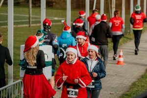 Mikołaje i Gwiazdki w Parku Sportowym w biegu na 5 km