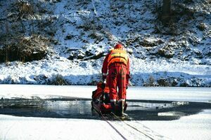 Ćwiczenia na zamarzniętym zbiorniku wodnym