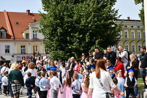 Uczniowie zatańczyli Poloneza