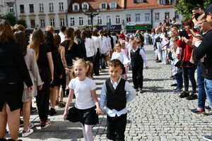 Uczniowie zatańczyli Poloneza