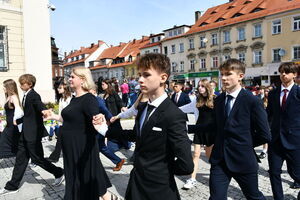 Uczniowie zatańczyli Poloneza