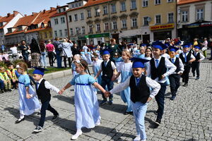 Uczniowie zatańczyli Poloneza