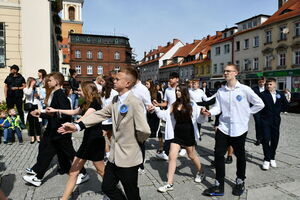 Uczniowie zatańczyli Poloneza