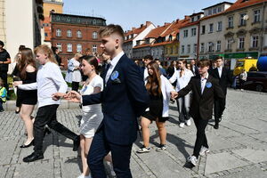 Uczniowie zatańczyli Poloneza