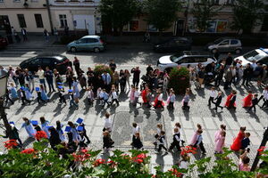 Uczniowie zatańczyli Poloneza