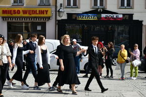 Uczniowie zatańczyli Poloneza