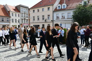 Uczniowie zatańczyli Poloneza