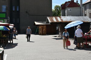 Demontaż starych domków handlowych na Targowisku Miejskim