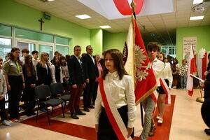 Święto Niepodległości: uczniowie Szkoły Podstawowej Integracyjnej w hołdzie bohaterom