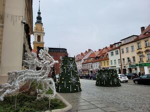 Trwa świąteczne zdobienie miasta