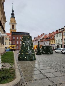 Trwa świąteczne zdobienie miasta