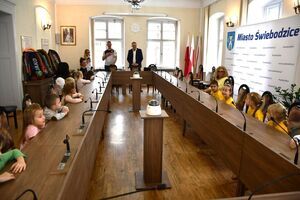 Przedszkolaki z nowym sprzętem sportowym