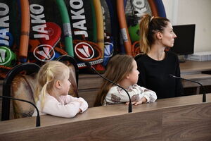 Przedszkolaki z nowym sprzętem sportowym