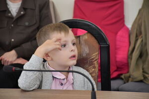 Przedszkolaki z nowym sprzętem sportowym