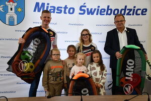 Przedszkolaki z nowym sprzętem sportowym