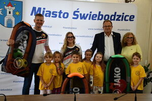 Przedszkolaki z nowym sprzętem sportowym