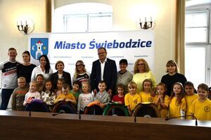 Przedszkolaki z nowym sprzętem sportowym